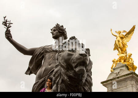 L'Édifice commémoratif Victoria à l'extérieur de Buckingham Palace, sur le Mall, Londres, Royaume-Uni. Banque D'Images