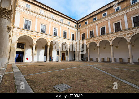 La cour intérieure du Palais Ducal à Urbino, Italie Banque D'Images