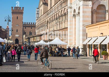 Jour de marché dans la Piazza Trento e Trieste, Ferrara, Italie Banque D'Images