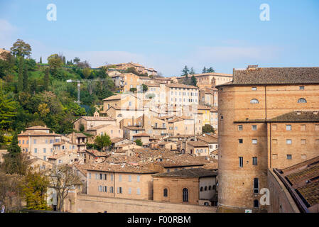 Urbino est une ville fortifiée dans la région des Marches de l'Italie. Banque D'Images