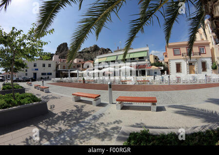 Le Caffe rue, des restaurants et de l'ombre de l'arbre au port de Myrina ville. L'île de Lemnos, Grèce Banque D'Images