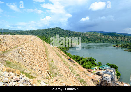 Barrage d'Akosombo près d'Accra, au Ghana, un grand projet hydroélectrique a commencé par Nkrumah dans les années 60. Banque D'Images