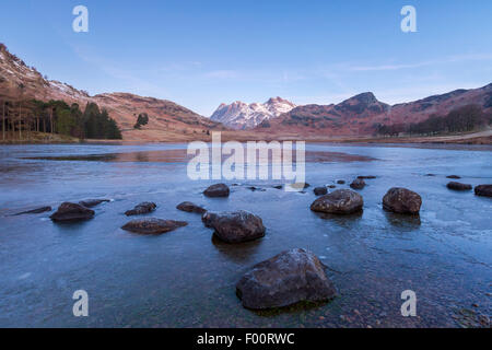 Le Langdale Pikes en hiver à partir de l'Blea Tarn, Parc National de Lake District, Cumbria, Angleterre, Royaume-Uni, Europe. Banque D'Images