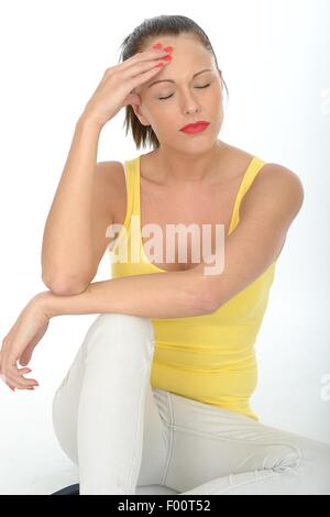 Jeune femme tenant sa tête stressé par des maux de tête ou des pressions de la vie quotidienne et les soucis d'argent isolé sur fond blanc Banque D'Images