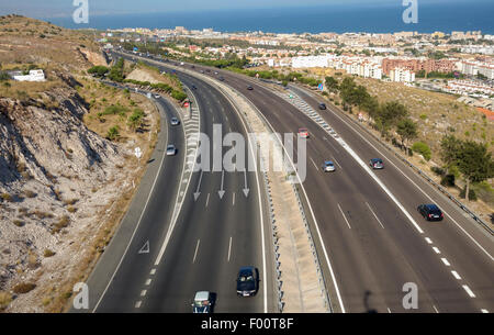 Vue aérienne 6 lane A7 L'autoroute côtière, Costa del Sol, N340, Malaga, Espagne. Banque D'Images