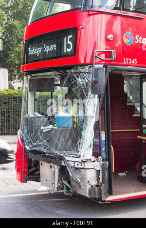 Un bus de Londres avec un pare-brise fracassé après qu'il a couru à l'arrière d'un autre véhicule, Londres, Royaume-Uni. Banque D'Images