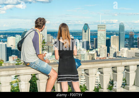 Couple à la ville de Montréal au belvédère Kondiaronk. Banque D'Images