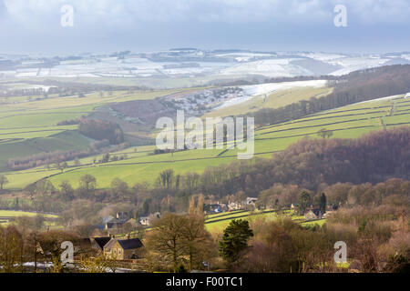 À l'ouest de Curbar travers Curbar Village, parc national de Peak District, Derbyshire, Angleterre, Royaume-Uni, Europe. Banque D'Images