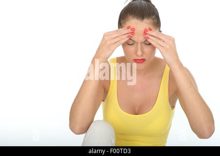 Jeune femme tenant sa tête stressé par des maux de tête ou des pressions de la vie quotidienne et les soucis d'argent isolé sur fond blanc Banque D'Images