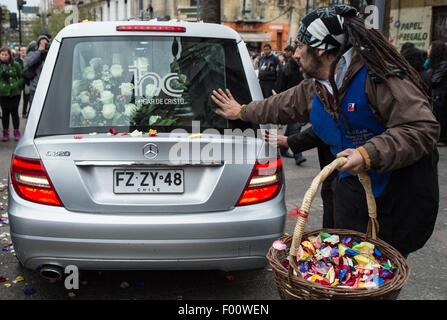 Santiago, Chili. 5 Août, 2015. Un homme dit au revoir au cours de la procession funéraire de folkloriste chilienne Margot Loyolan à Santiago, capitale du Chili, le 5 août, 2015. Folkloriste chilienne Margot Loyola lauréat du Prix national des arts musicaux du Chili en 1994, mention de la musique est mort lundi à l'âge de 96 ans. Margot était l'un des plus importants de la nation folkloristes avec Violeta Parra, selon la presse locale. Credit : Jorge Villegas/Xinhua/Alamy Live News Banque D'Images