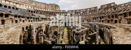 Vue panoramique de l'intérieur du Colisée, Rome, Italie Banque D'Images