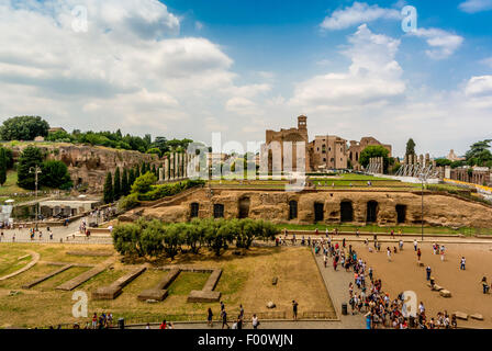 Le Temple de Vénus et Rome vu du Colisée. Rome, Italie. Banque D'Images
