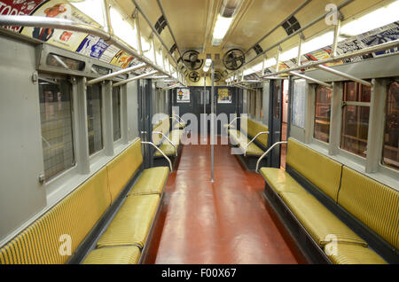 New York Transit Museum transport métro métro vintage 1948 fans montés au plafond en rotin jaune gris gris sièges banquettes coin l Banque D'Images