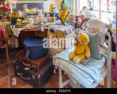 Vintage homewares et bric à brac à vendre à Dottys Café à Staithes North Yorkshire Banque D'Images