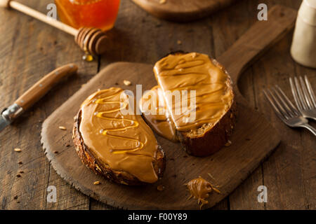 Gourmet fantaisie le beurre d'arachide et le miel Toast Banque D'Images