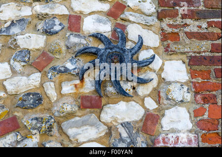 Plaques de support sur un mur en brique, pierre et silex en bâtiment Thornham, North Norfolk, Angleterre Banque D'Images