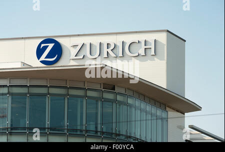 Immeuble de bureaux de l'administration centrale du groupe d'assurance Zurich à Zurich, en Suisse, avec le nom de l'entreprise et le logo. Banque D'Images