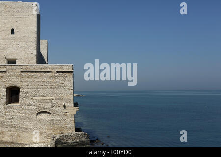 Castello Svevi surplombe la mer Adriatique, à Trani, Italie. Banque D'Images