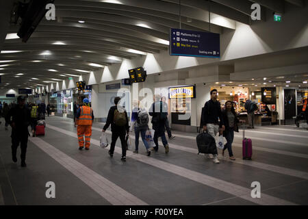 Les passagers de la gare New Street de Birmingham England uk Banque D'Images