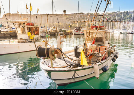 Bateaux de pêche dans le port de Sistiana, Trieste, Italie au coucher du soleil Banque D'Images