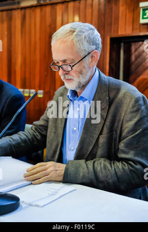 Belfast, Irlande du Nord. 5 Août, 2015.Jeremy Corbyn assiste à l'un Phobail Feile annuel (Festival du Peuple) pour un débat politique. Crédit : Stephen Barnes/Alamy Live News Banque D'Images