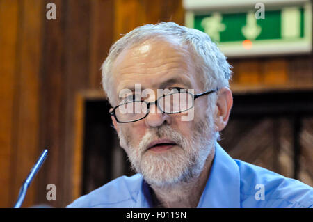 Belfast, Irlande du Nord. 5 Août, 2015.Jeremy Corbyn assiste à l'un Phobail Feile annuel (Festival du Peuple) pour un débat politique. Crédit : Stephen Barnes/Alamy Live News Banque D'Images