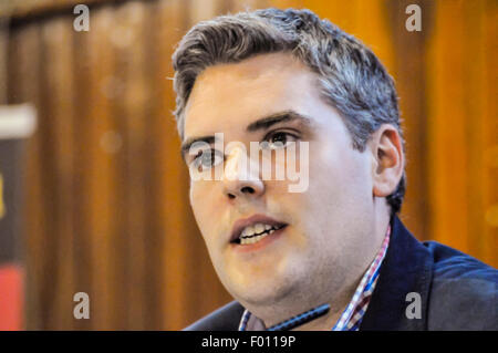 Belfast, Irlande du Nord. 5 Août, 2015.East Belfast MP Gavin Robinson participe à l'assemblée annuelle un Phobail Feile (Festival du Peuple) pour un débat politique. Crédit : Stephen Barnes/Alamy Live News Banque D'Images