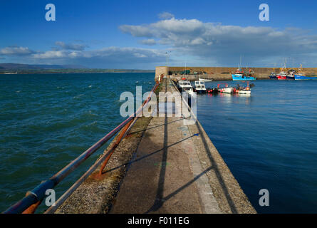 Mer agitée à l'extérieur et calme à l'intérieur, un port Helvick AKA Anneau la bague Péninsule, Région de langue gaélique, comté de Waterford, Irlande Banque D'Images