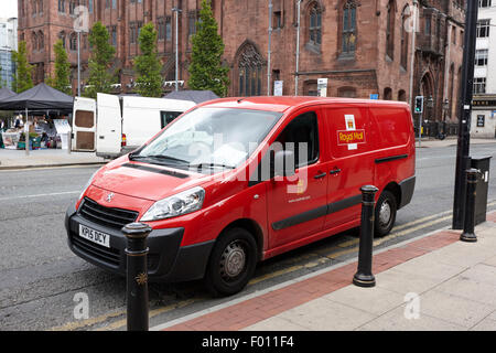 Peugeot royal mail delivery van sur double lignes jaunes dans le centre-ville de Manchester England UK Banque D'Images