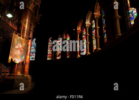 Vitraux près de l'autel, St Finn Barres Cathedral (Église d'Irlande), la ville de Cork, Irlande Banque D'Images