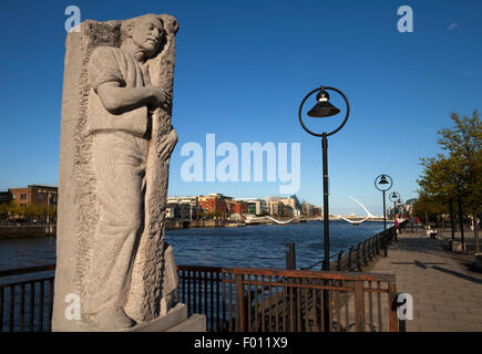 Sculpture de Matt Talbot par James Power, avec Sean O'Casey Bridge sur la rivière Liffey, Dublin, Irlande Banque D'Images