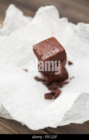 Pile de produits frais et de délicieux brownies au chocolat sur un fond texturé Banque D'Images