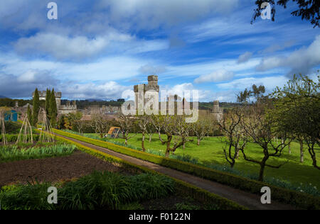 Le jardin de style jacobéen conçu par Robert Boyle, Lismore Castle administré par le duc de Devonshire, comté de Waterford, Irlande Banque D'Images