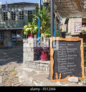 Menu sur ardoise à Tsepelovo, un des villages en pierre de Zagoria Grèce Banque D'Images