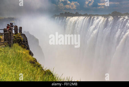 Victoria Falls de Mosi-Oa-Tunya National Park. Visiteurs sur près de Falaise sont en Zambie et ceux sur la falaise jusqu'au Zimbabwe Banque D'Images