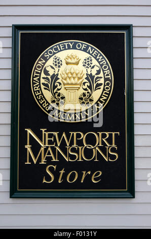 Newport Mansions store se connecter sur le côté de l'clapboad immeuble sur quai. Banque D'Images