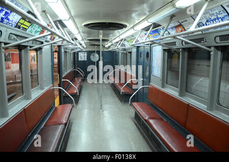 New York Transit Museum transport métro métro 1950 vintage en cuir brun de plafond coin banquettes sièges livrée grise gris vi Banque D'Images