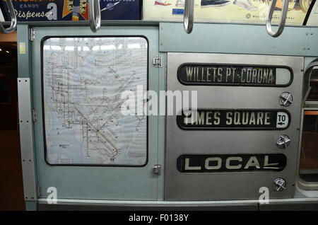New York Transit Museum métro métro transport vintage 1961 ; gris livrée grise vintage annonces sangles poignée argent métal conducteur Banque D'Images