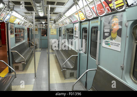 New York Transit Museum métro métro transport vintage 1961 ; gris livrée grise vintage annonces sangles poignée argent métal conducteur Banque D'Images