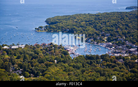 Camden Harbour vu du haut de la Mt. Battie le long de la côte déchiquetée du Maine avec l'océan Atlantique qui s'étend derrière Banque D'Images