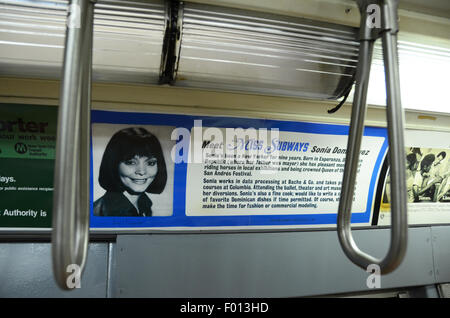 New York Transit Museum métro métro transport vintage 1961 ; gris livrée grise vintage annonces poignée sangles Mlle métros adve Banque D'Images