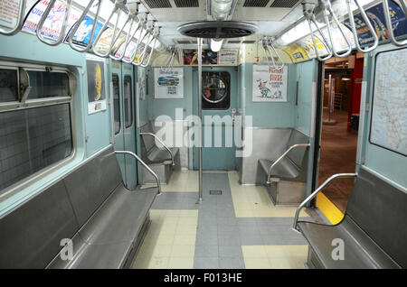 New York Transit Museum métro métro transport vintage 1961 ; gris livrée grise vintage annonces sangles poignée argent métal conducteur Banque D'Images