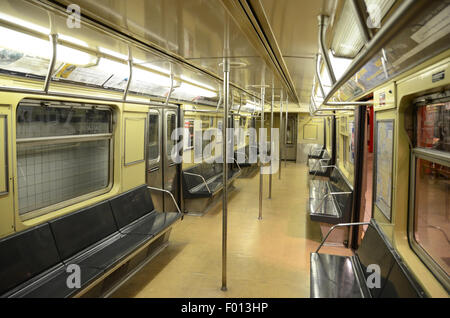 New York Transit Museum transport métro métro vintage 1968 ; livrée jaune vintage annonces rambardes plastique gris gris coin Banque D'Images