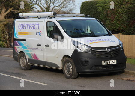 Une vue ensoleillée D'UN BRITISH TELECOM BT OPENREACH VIVARO VAN GARÉ SUR UNE ROUTE Banque D'Images