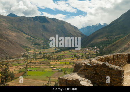 La vallée de Vilcanota à partir de ruines Incas, Ollantaytambo, Vallée Sacrée, Pérou Banque D'Images