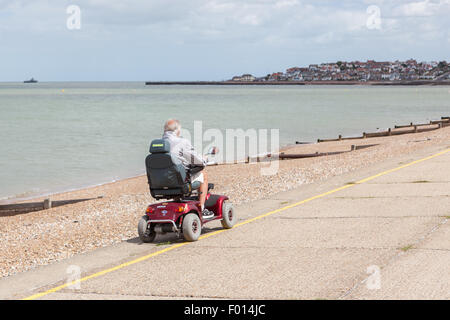 Scooter de mobilité Powered en déplacement sur Birchington-on-Sea, promenade, Kent, UK Banque D'Images