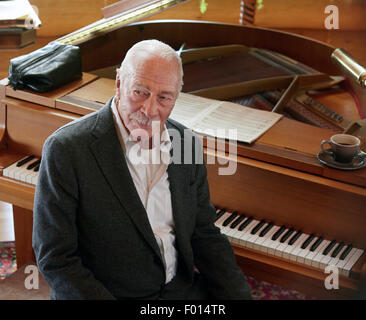 Se souvenir est un film canadien réalisé par Atom Egoyan et Écrit par Benjamin Août. Le film stars Dean Norris et Christopher Plummer. Cette photo est pour un usage éditorial uniquement et est l'auteur de la société film et/ou le photographe attribué par le film ou la société de production et ne peut être reproduite que par des publications dans le cadre de la promotion du film ci-dessus. Un crédit obligatoire pour l'entreprise de film est nécessaire. Le photographe devrait également être portés lorsqu'il est connu. Banque D'Images