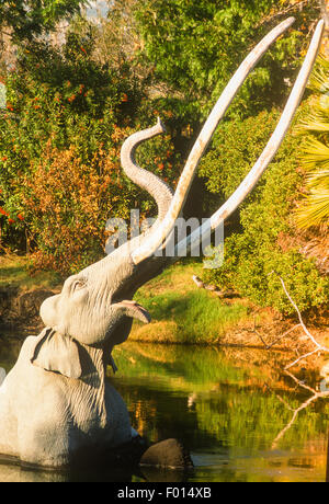 Lake fosse avec mastodon, fibre de La Brea Tar Pits, Los Angeles, Californie Banque D'Images