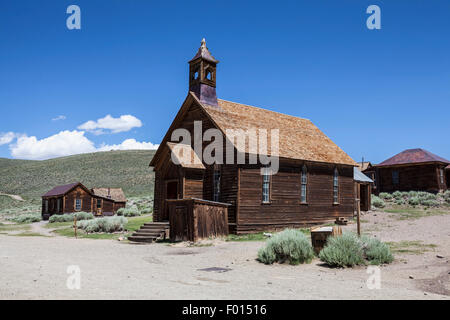 Wild West Ghost Town Church et d'autres bâtiments à Bodie State Historic Park en Californie. Banque D'Images