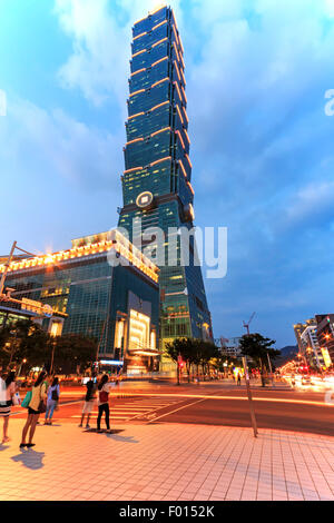 Taipei, Taiwan - Août 4,2015 : Taipei 101, l'un des plus hauts gratte-ciel du monde, au crépuscule et les touristes à proximité à pied Banque D'Images